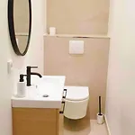 2 Bedroom With Terrace And Parking 아파트